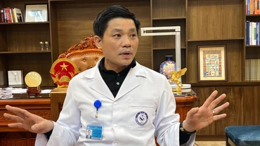 Giáo sư, Tiến sĩ Nguyễn Duy Ánh, Giám đốc Bệnh viện Phụ sản Trung ương.
