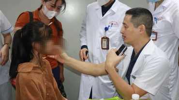 Tiến sĩ, bác sĩ nội trú Nguyễn Tấn Văn khám cho bệnh nhi.