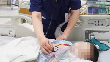 Một bệnh nhi được chăm sóc tích cực tại Bệnh viện Nhi Trung ương.