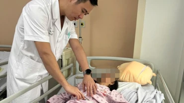 Tiến sĩ, bác sĩ Phạm Văn Hiệp, Khoa Phẫu thuật ống tiêu hóa, Bệnh viện Trung ương Quân đội 108 khám cho bệnh nhân sau phẫu thuật.