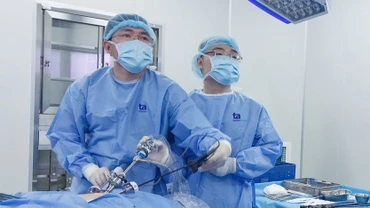 Các bác sĩ can thiệp cho người bệnh. 