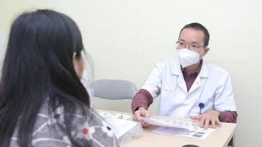 Tiến sĩ, bác sĩ Bùi Thanh Phúc, Phó Trưởng khoa Phẫu thuật Cấp cứu Tiêu hóa tư vấn phương pháp điều trị cho bệnh nhân béo phì.