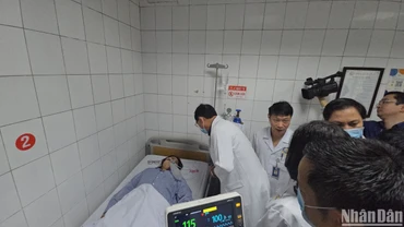 Bệnh nhân nặng nhất trong vụ cháy là cụ bà 84 tuổi được chuyển sang Bệnh viện Bạch Mai. (Ảnh: TRUNG HIẾU)