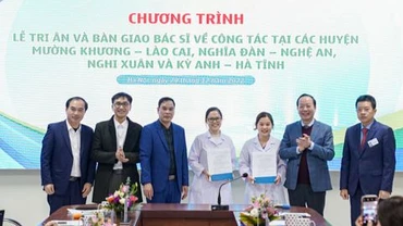Bàn giao bác sĩ cho các cơ sở y tế tuyến huyện.