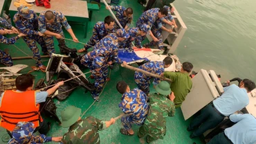 Trục vớt phần đuôi máy bay.