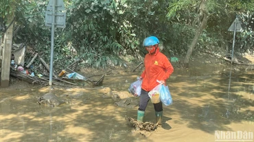 Bà con thôn Bái Dương, TP Yên Bái nhận quà cứu trợ. (Ảnh: THIÊN LAM)