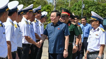 Chủ tịch Quốc hội Vương Đình Huệ với cán bộ, chỉ huy Lữ đoàn tên lửa bờ biển 681 - Quân chủng Hải Quân.