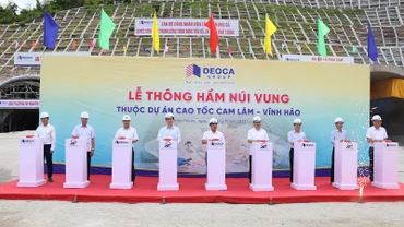 Lãnh đạo Bộ Giao thông vận tải cùng nhà thầu và lãnh đạo địa phương thực hiện nghi thức nhấn nút Lễ thông hầm Núi Vung.