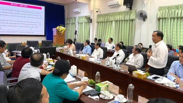 Giám đốc Sở Y tế Thành phố Hồ Chí Minh Tăng Chí Thượng báo cáo trước Đoàn giám sát của Quốc hội.