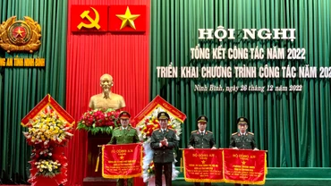 Công an tỉnh Ninh Bình đón nhận bằng khen của Bộ Công an. 