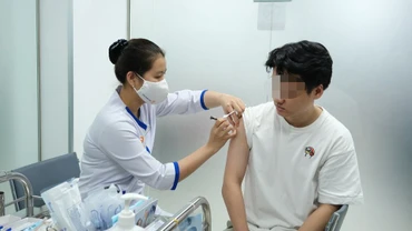 Tiêm vaccine phòng virus HPV.
