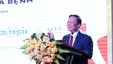 Phó Giáo sư, Tiến sĩ Trần Quý Tường, Chủ tịch Hội Tin học Y tế chia sẻ tại hội thảo.