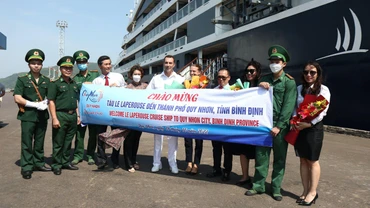 Lãnh đạo các đơn vị tặng hoa cho đại diện tàu Le Laperouse.