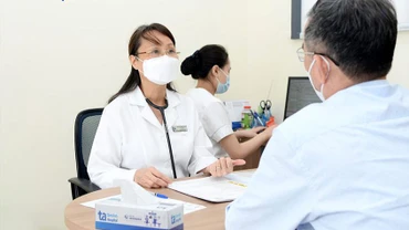 Thầy thuốc nhân dân, Phó Giáo sư, Tiến sĩ Nguyễn Thị Bạch Yến khám cho người bệnh.