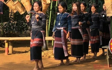 Đồng bào dân tộc trình diễn dân vũ tại Làng Văn hóa-Du lịch các dân tộc Việt Nam.