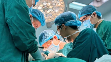Các bác sĩ thực hiện phẫu thuật vi phẫu khẩn cấp cho bệnh nhân.