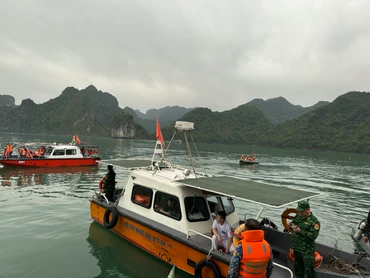 Đã tìm thấy thi thể thứ 4, lực lượng tìm kiếm cứu nạn đang tiến hành đưa lên tàu.