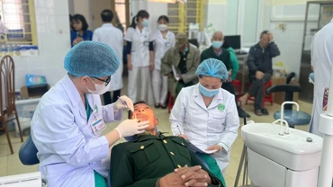 Bác sĩ khám răng, miệng cho cựu chiến binh. 