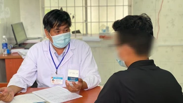Bác sĩ khám và tư vấn cho người bệnh. 