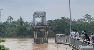 Lũ lớn làm sập cầu Phong Châu tại Phú Thọ