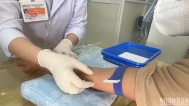Lấy máu xét nghiệm cho người đang điều trị thuốc ARV. 
