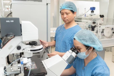 Thạc sĩ, bác sĩ Hồ Mạnh Tường làm việc tại Phòng Lab, Đơn vị hỗ trợ sinh sản Mỹ Đức.