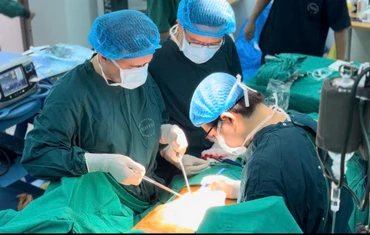 Các bác sĩ phẫu thuật cho bệnh nhân.