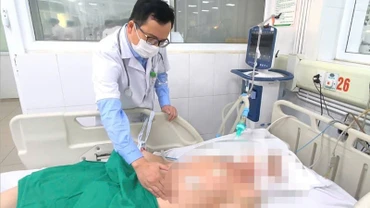 Bệnh nhân nằm điều trị tại Bệnh viện Bệnh Nhiệt đới Trung ương. (Ảnh: BVCC)