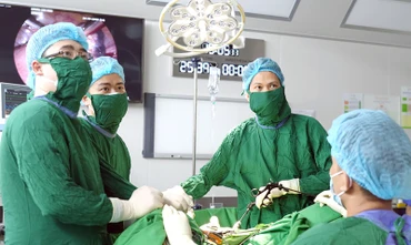 Các bác sĩ thực hiện kỹ thuật nội soi buồng tử cung. 