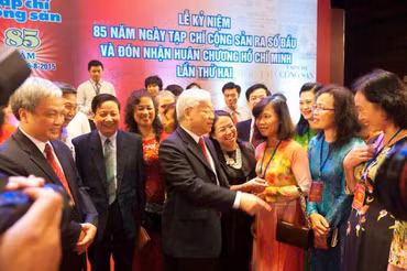 Tổng Bí thư Nguyễn Phú Trọng với các thế hệ cán bộ Tạp chí Cộng sản tại Lễ kỷ niệm 85 năm Ngày Tạp chí Cộng sản ra số đầu và đón nhận Huân chương Hồ Chí Minh lần thứ hai. (Ảnh: Tư liệu TCCS)