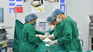 Các bác sĩ phẫu thuật cho bệnh nhi. 