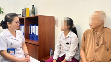 Thạc sĩ Phạm Thị Đào, Trưởng Đơn vị Tư vấn và Điều phối Ghép tạng, Bệnh viện Hữu nghị Việt Đức lắng nghe những tâm tư của chị H.