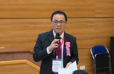 Chủ tịch Hội đồng trường, Trường Đại học Y Hà Nội – Giáo sư, Tiến sĩ Tạ Thành Văn chia sẻ thông tin tại hội nghị.
