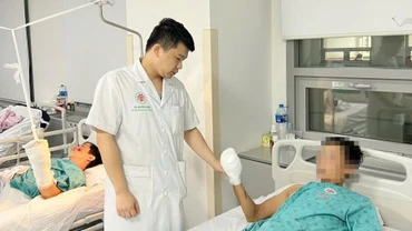 Thạc sĩ, bác sĩ Nguyễn Bá Minh thăm khám bệnh nhân sau phẫu thuật.