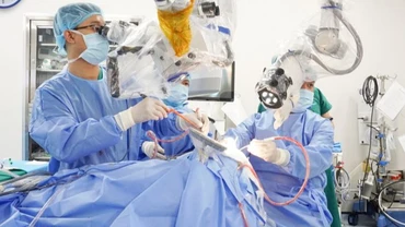 Các bác sĩ thực hiện phẫu thuật.