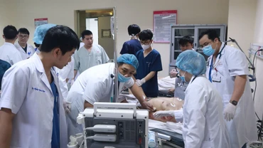 Các bác sĩ khẩn trương hồi sức cho người bệnh. 