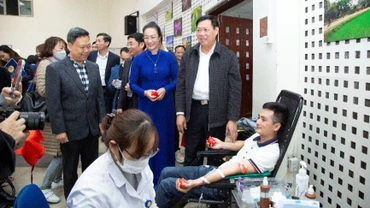 Tiếp nhận gần 300 đơn vị máu tại chương trình “Blouse trắng-trái tim hồng”.