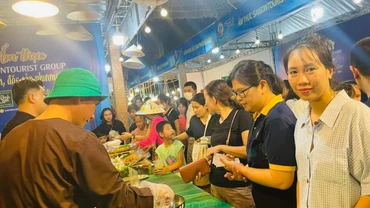 Du khách đến với lễ hội.