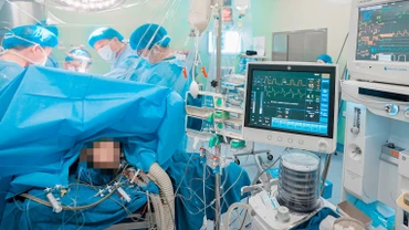 Các bác sĩ tiến hành ghép thận cho người bệnh. 