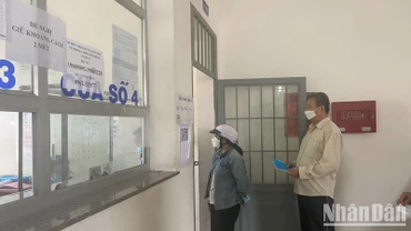 Cấp phát thuốc bảo hiểm y tế. 