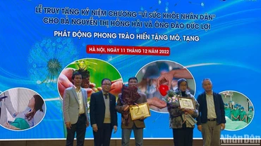 Gia đình 2 trường hợp hiến tặng mô, tạng nhận Kỷ niệm chương.