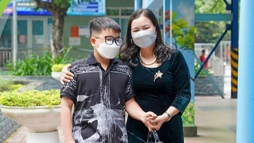 Hai mẹ con bạn N.H.Q (15 tuổi) chia sẻ về 3 năm chiến đấu và chiến thắng ung thư.