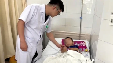 Bệnh nhi nằm điều trị tại Bệnh viện Hữu nghị Việt Đức. (Ảnh: BVCC)