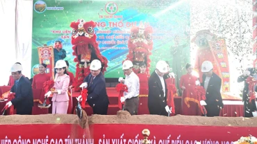 Các đại biểu dự lễ thực hiện nghi thức động thổ dự án.