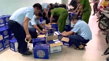 Lực lượng chức năng đang kiểm tra kiểm đếm số lượng rượu bị phát hiện, tạm giữ.