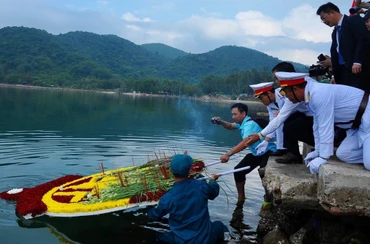 Các đại biểu thả vòng hoa tại Khu vực di tích Vũng Rô.