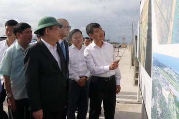 Chủ tịch Quốc hội Vương Đình Huệ và đoàn công tác kiểm tra kè chống xói lở ven bờ biển Xóm Rớ, thuộc phường Phú Đông, thành phố Tuy Hòa
