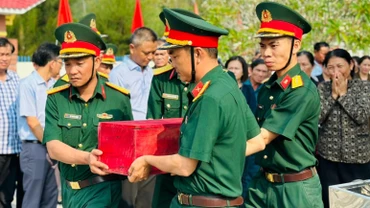 Đông đảo cán bộ, chiến sĩ và nhân dân tham dự lễ truy điệu, an táng liệt sĩ mới tìm thấy hài cốt tại huyện miền núi Đồng Xuân, Phú Yên.