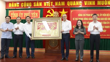 Đồng chí Phan Đình Trạc, Ủy viên Bộ Chính trị, Bí Thư Trung ương Đảng, Trưởng Ban Nội chính Trung ương tặng quà lưu niệm cho Thường trực Tỉnh ủy Phú Yên.