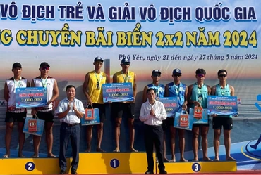 Ban Tổ chức trao giải Nhất, Nhì, Ba cho các đội nam, nữ thi đấu xuất sắc cho Giải vô địch trẻ bóng chuyền bãi biển .